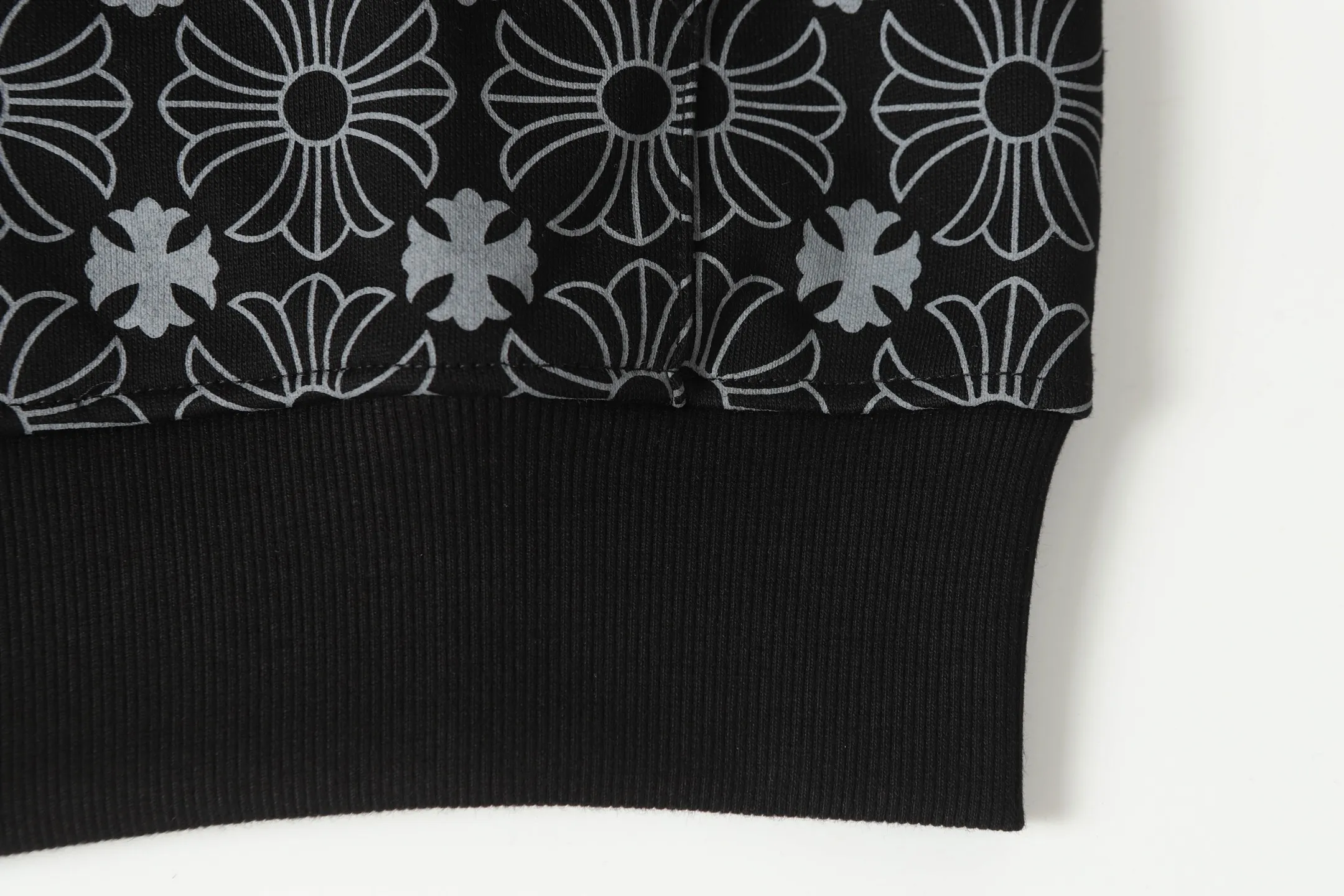 P300 cross-border model, please do not place an order if you are pursuing quality - Chrome Hearts/Chrome Hearts Sanskrit Dark Pattern Horseshoe Sanskrit Cross ✝️ Printed Zipper Sweater Cardigan Jacket - High weight, high density and high quality. The wool is soft, delicate and skin-friendly. It feels soft and silky. It has excellent warmth and skin-friendly properties. - Custom-woven and custom-dyed, no color difference. No matter the fabric or workmanship details, it beats the ordinary version on the market. - Hardware zipper accessories are all customized and full of details. -Colour: Black White Blue -Size: S M L XL